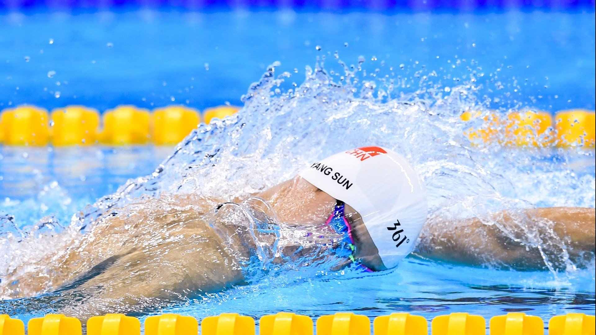 中国游泳队亚运会再创佳绩 斩获多枚金牌展现强大实力